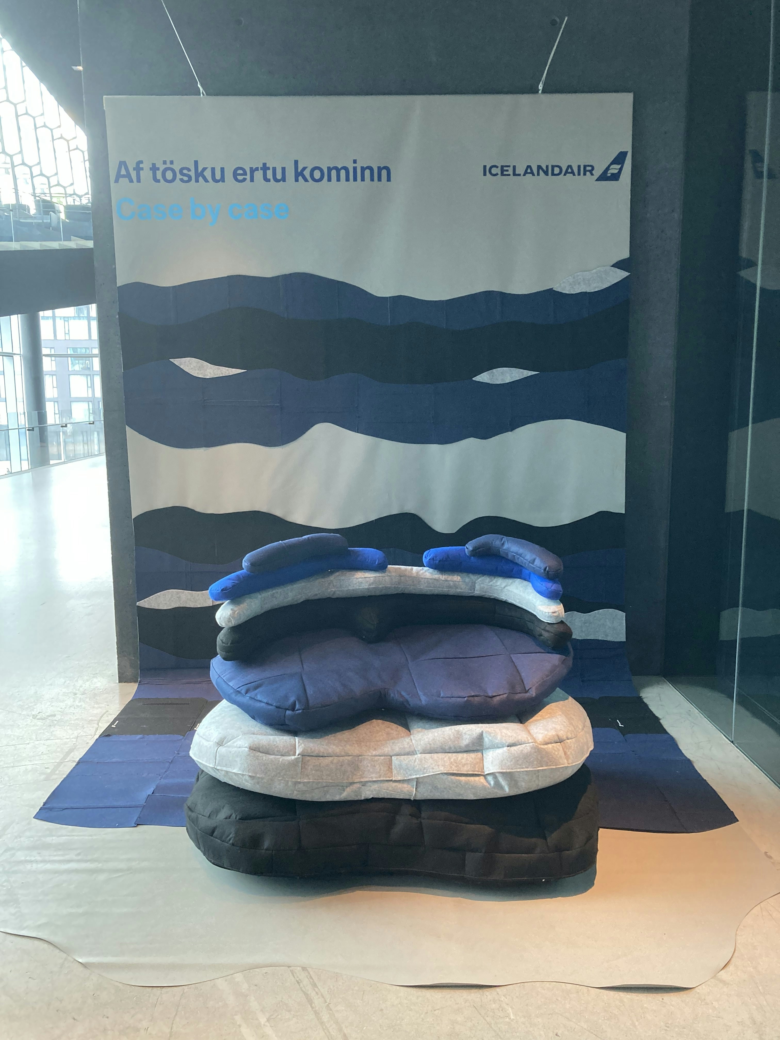 ‘Case by case’ demonstrates how recycling and sustainability have become integral parts of our existence. The collaboration between Icelandair and Rebekka Ashley posed the question of how 625 faulty laptop cases can become a sofa.