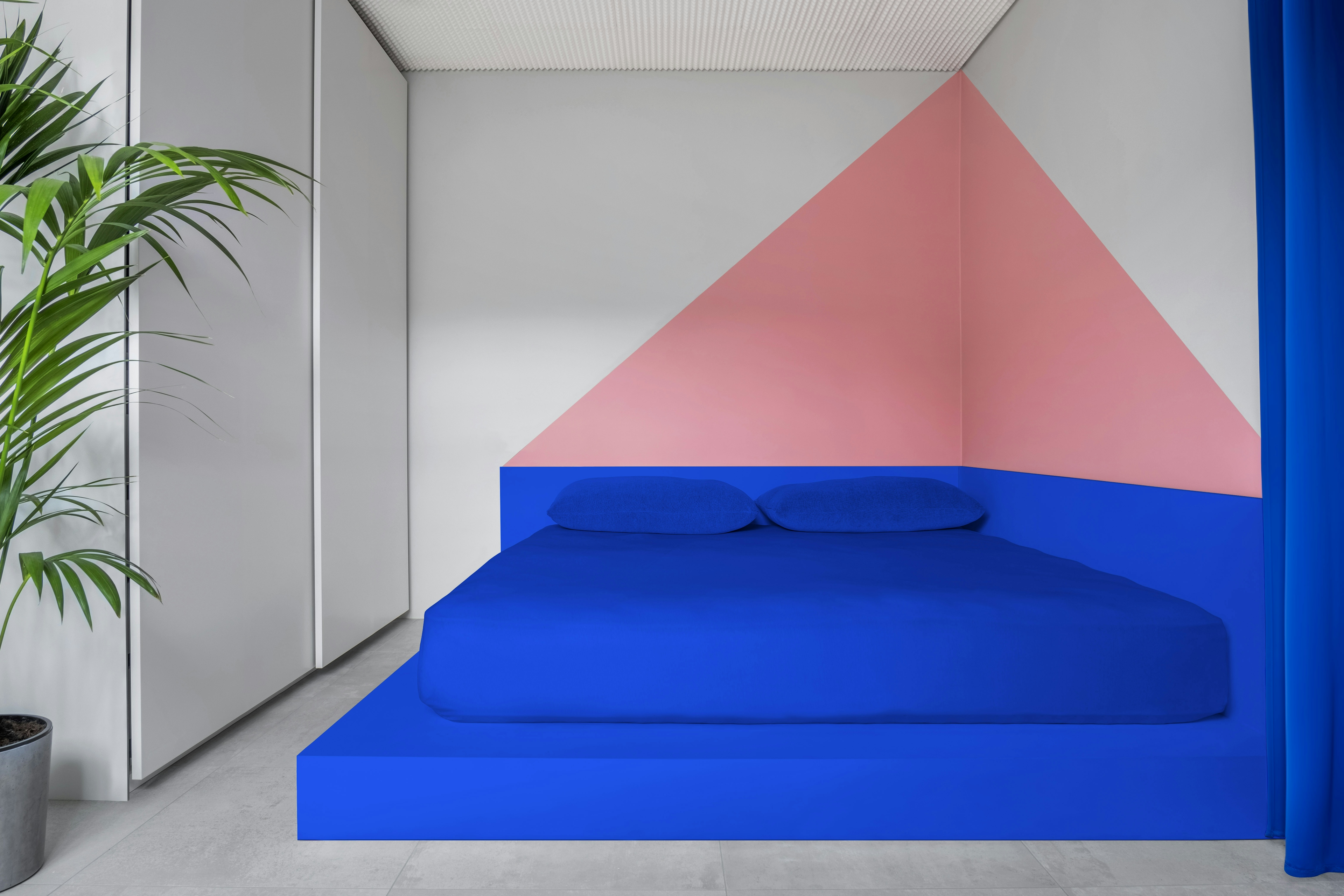 Gummi's apartment - A minimal-pop apartment enlivened by exotic touches and accents of colour
